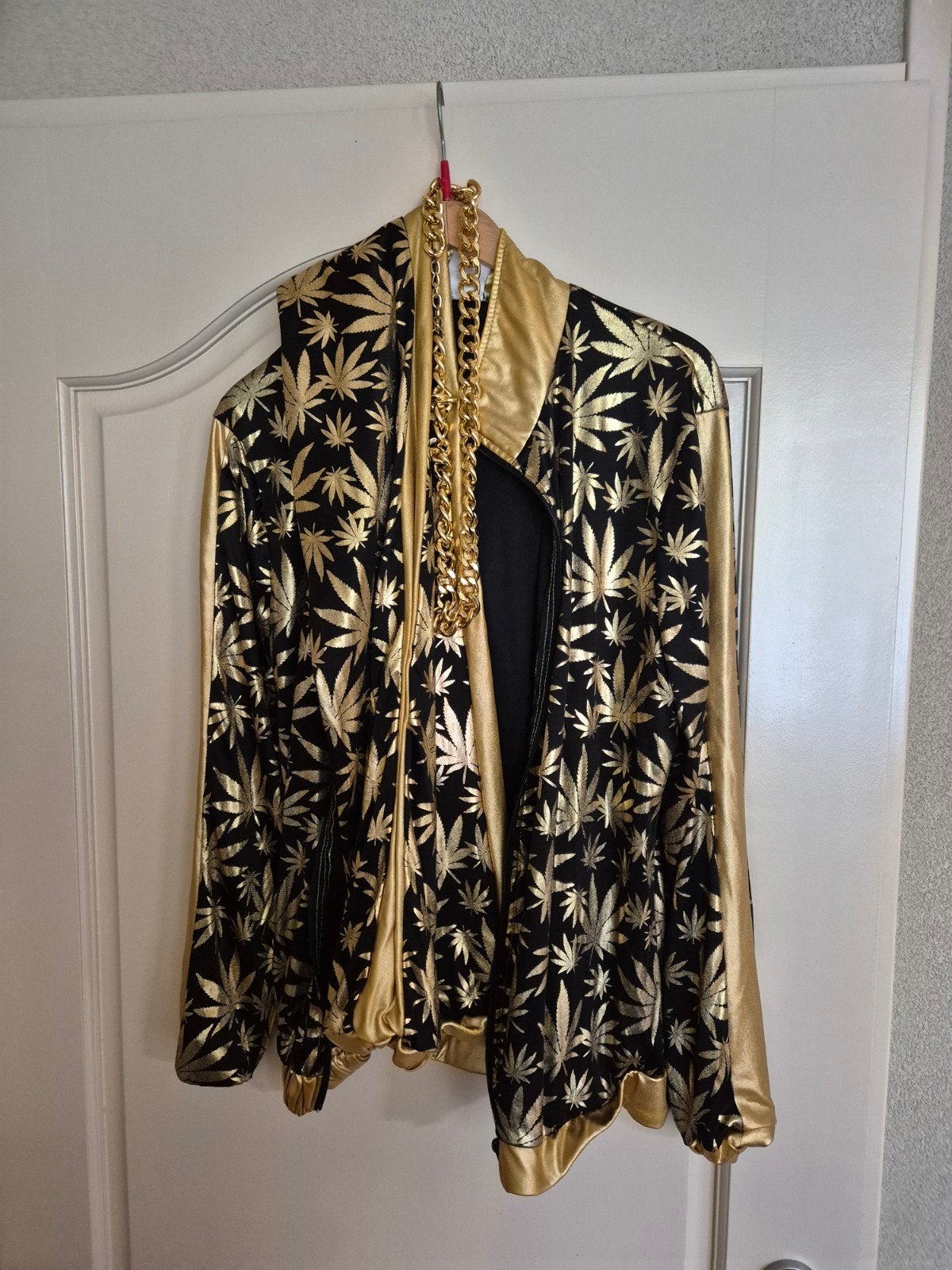Gouden Cannabis Bladeren Kostuum Maat S met Ketting, Kleding | Heren, Ophalen of Verzenden, Zo goed als nieuw, Carnaval, Kleding