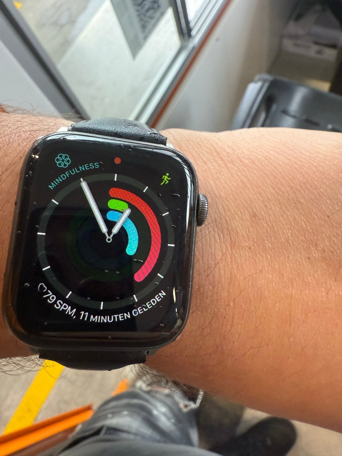Apple Watch Series 5 44mm - Netjes Onderhouden met Oplader, Sieraden, Tassen en Uiterlijk, Smartwatches, Afstand, Zwart, IOS, Ophalen of Verzenden