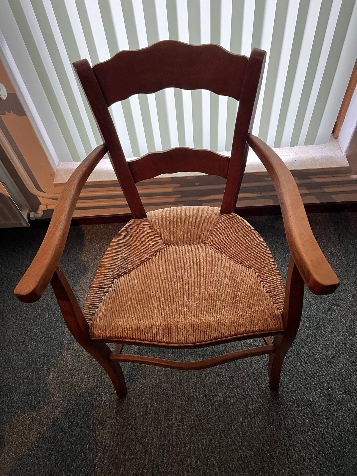 Houten boeren stoel met armleuningen en rieten zitting, Antiek en Kunst, Antiek | Meubels | Stoelen en Banken, Ophalen