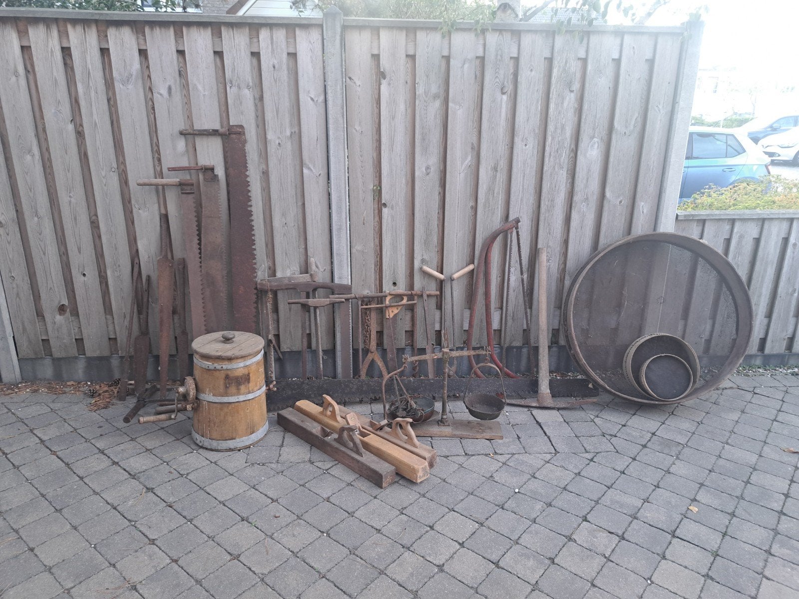 Diverse collectie oud gereedschap en antieke items, Ophalen
