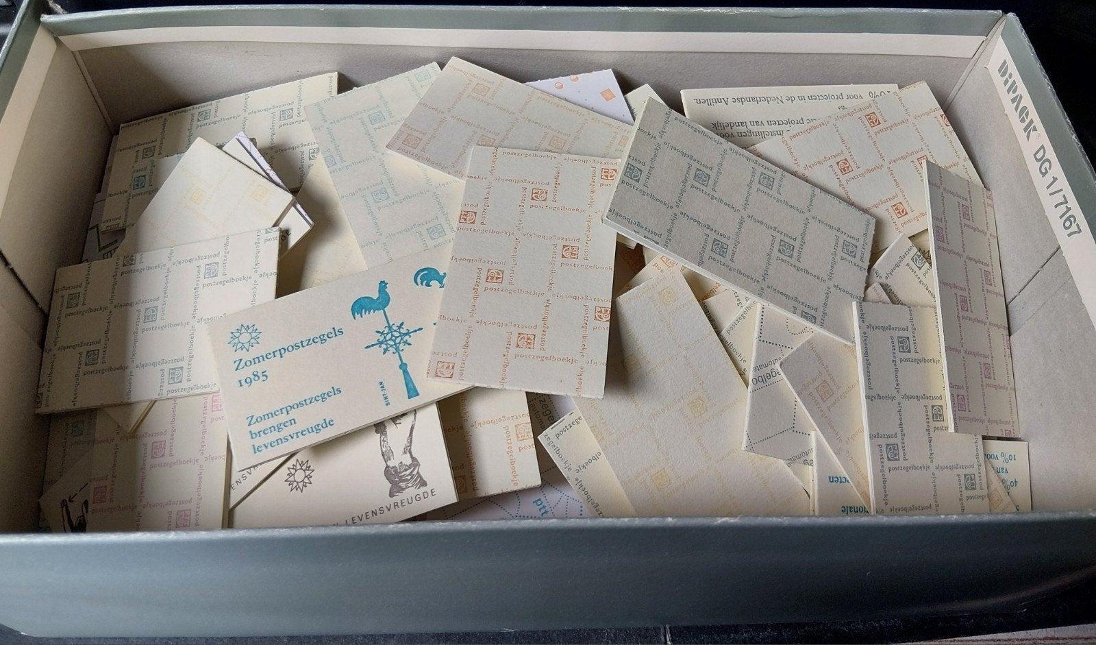 Doos 185 postzegelboekjes uit Nvph, Verzenden, Na 1940, Postfris