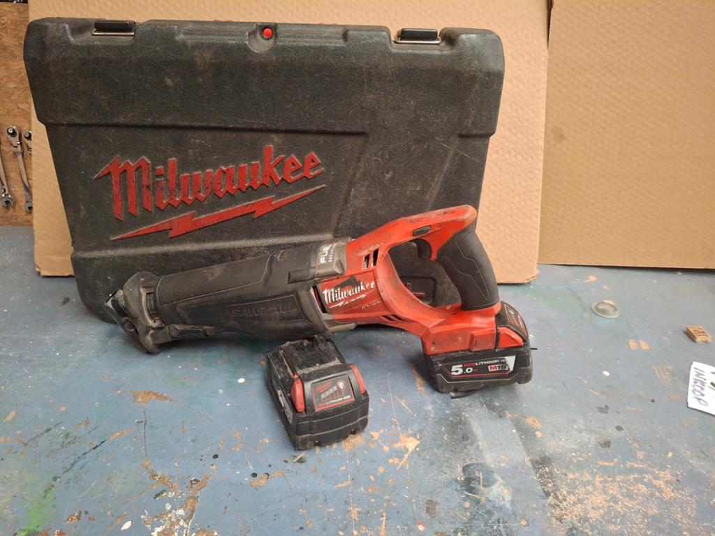 Milwaukee reciprozaag, Doe-het-zelf en Verbouw, Gereedschap | Zaagmachines, Ophalen, Gebruikt, 70 mm of meer, 600 tot 1200 watt