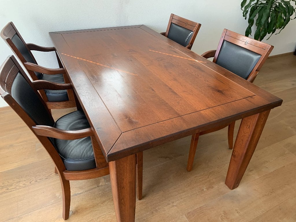 Mooie eettafel met 4 stoelen - Massief eikenhout en leer, Ophalen, Zo goed als nieuw, Klassiek, Tijdloos, Eikenhout, Leer, 4 tot 6 stoelen