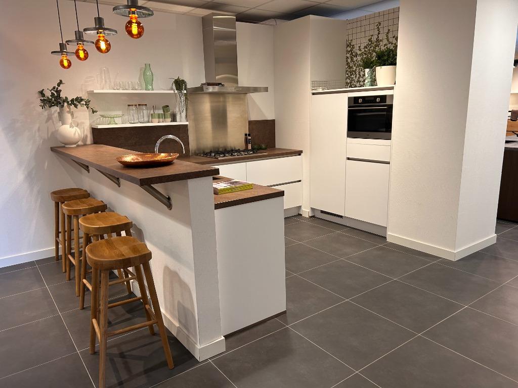 EI025 – Nobilia N-Line Laser Alpin Wit showroomkeuken, Ophalen, Wit, Nieuw, Dubbelwandige keuken