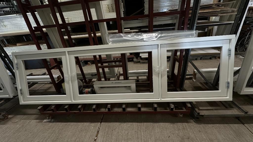 3 Vaks Kozijn, Nieuw, 319,8cm x 86cm, Doe-het-zelf en Verbouw, Kozijnen en Schuifpuien, Ophalen, Nieuw, Inclusief glas, 75 tot 150 cm
