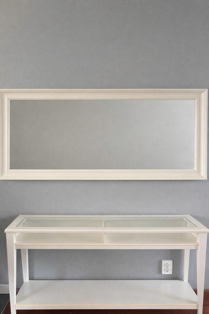 IKEA side table - consoletafel - dressoir met spiegel, Huis en Inrichting, Tafels | Sidetables, Ophalen, Kunststof, Gebruikt, 100 tot 150 cm