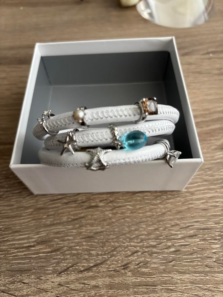 Armband leder met zilveren bedels/ edelsteentjes, Sieraden, Tassen en Uiterlijk, Ringen, 18 tot 19, Wit, Met edelsteen, Nieuw