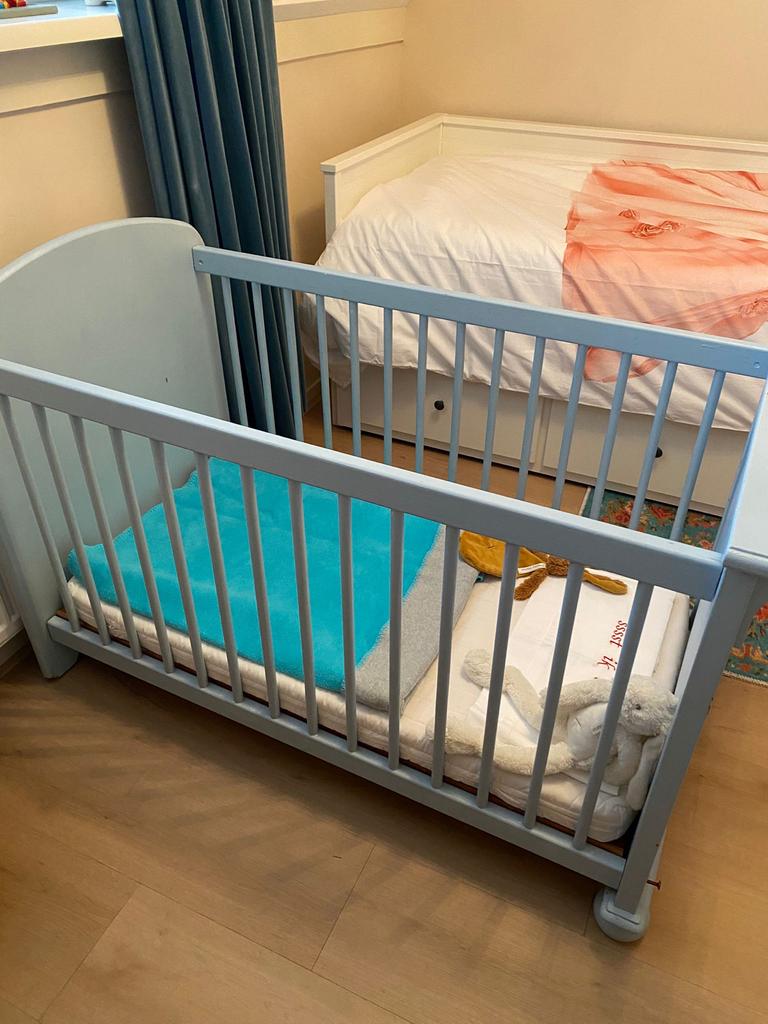 Lichtblauw rotan/houten ledikant, Kinderen en Baby's, Babywiegjes en Ledikanten, Ophalen, Gebruikt, Ledikant