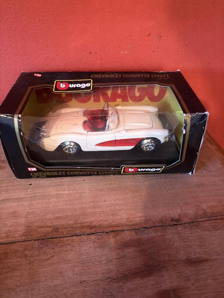 Bburago Chevrolet Corvette 1957 1:24 modelauto in doos, Ophalen of Verzenden, Zo goed als nieuw, Auto, Bburago
