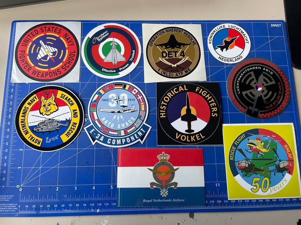 Stickerset 9x stickers militaire vliegtuigen gerelateerd., Ophalen of Verzenden, Zo goed als nieuw, Kaart, Foto of Prent