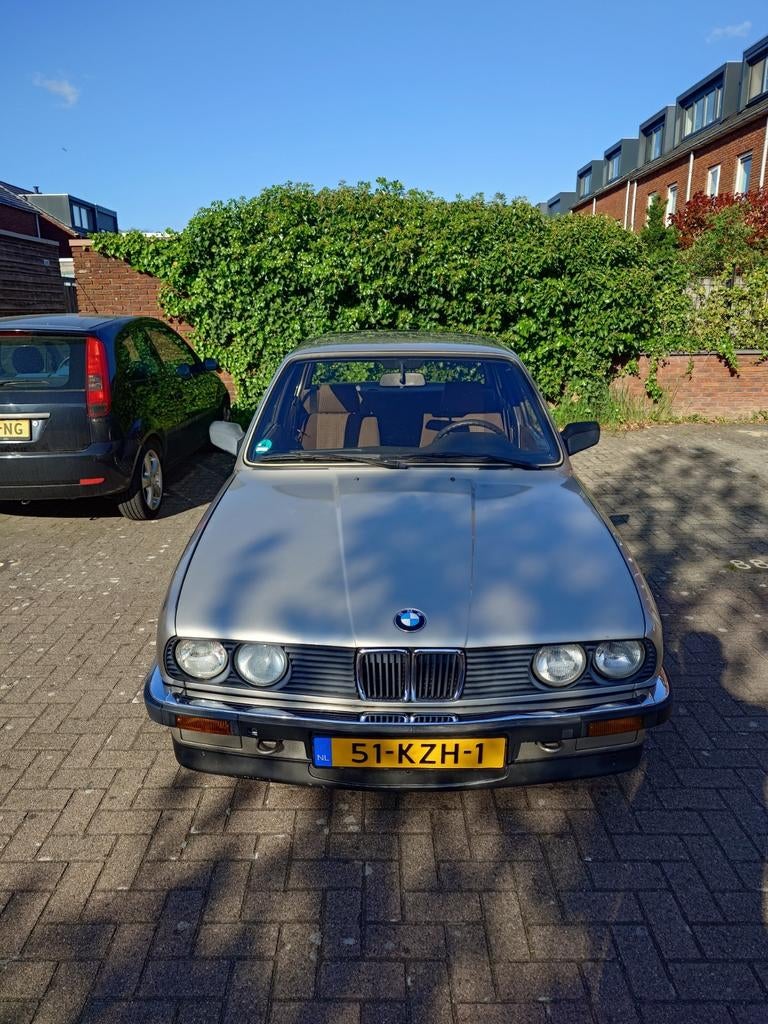 BMW 325e E30 Sedan 1986 Bronzitbeige metallic, Auto's, BMW, Particulier, 3-Serie, Bluetooth, Centrale vergrendeling, Elektrische buitenspiegels