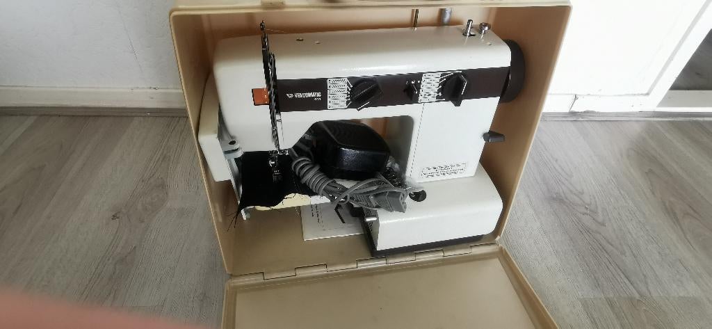 Naaimachine VENDOMATIC 044 in harde kaap Compleet, Hobby en Vrije tijd, Naaimachines en Toebehoren, Ophalen of Verzenden, Zo goed als nieuw