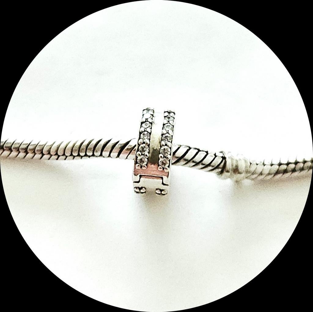 Pandora Clip pave dubbele lijn 798422C01 / zirkonia, Gebruikt, Pandora, Ophalen of Verzenden, 1 bedel
