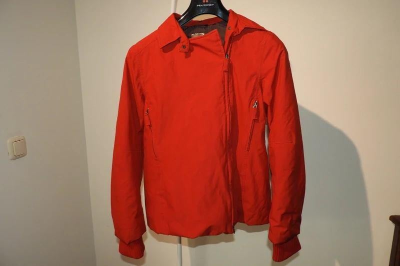 Prada vuur rode jas merk op de mouw mt IT 42 36/38, Kleding | Dames, Jassen | Winter, Prada, Verzenden, Maat 36 (S), Gedragen