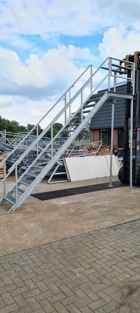 Stalen trap met bordes gegalv hoog 3,2mtr now3030, Ophalen of Verzenden, Nieuw, Trap
