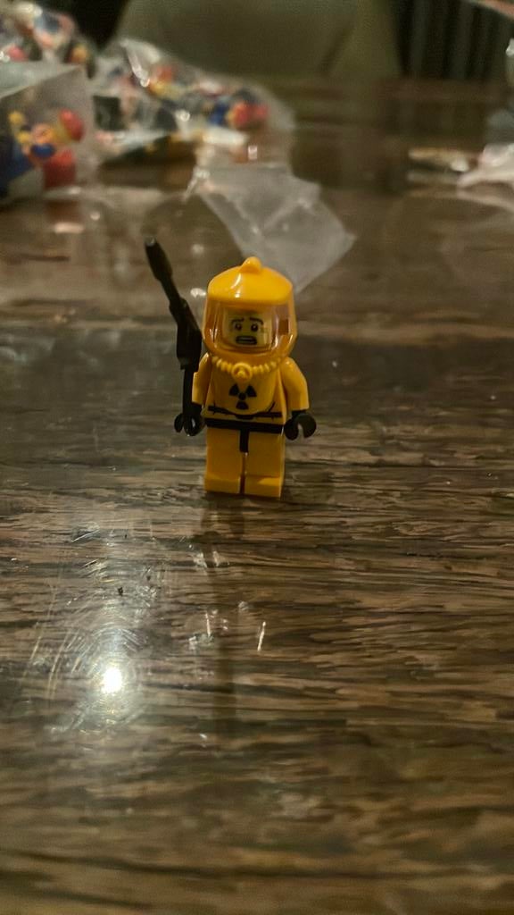Dit is de Lego Series 4 Collectible Minifigure Hazmat Guy., Ophalen of Verzenden, Zo goed als nieuw