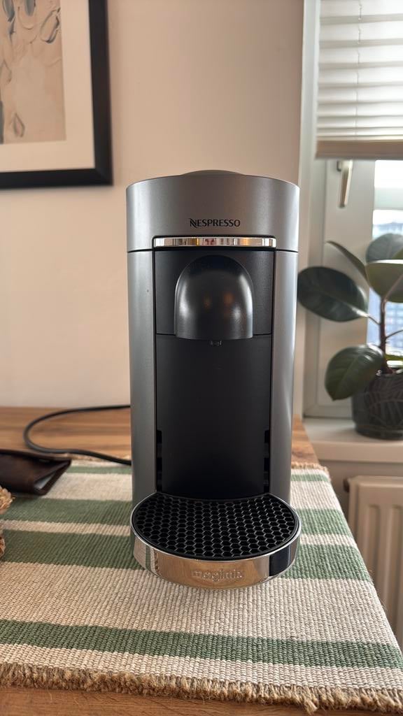 Nespresso Vertuo Plus coffee machine, Ophalen of Verzenden, Zo goed als nieuw, Koffiemachine