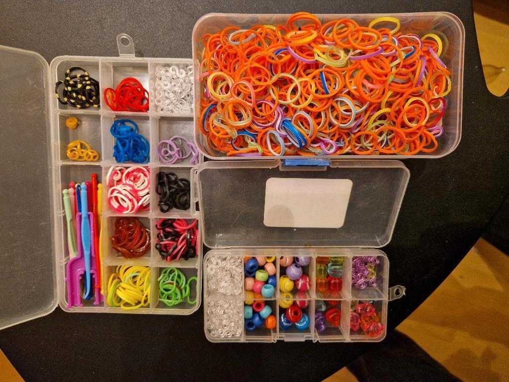 Loom elastiekjes – dozen met elastiekjes en accessoires, Ophalen of Verzenden, Zo goed als nieuw, Kraal