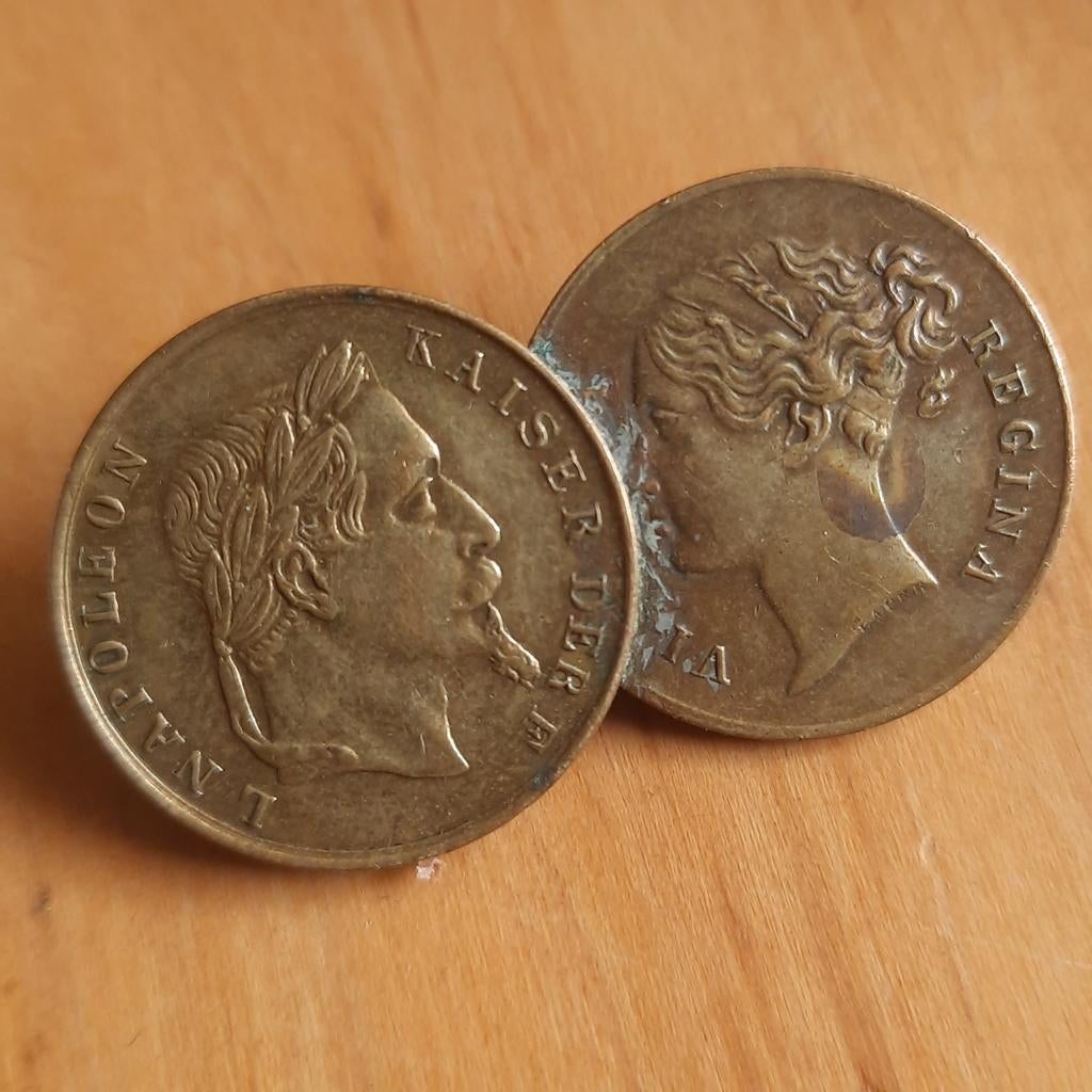 Antieke 19e eeuwse Broche van Jetons Napoleon en Victoria, Verzenden, Overige materialen, Broche