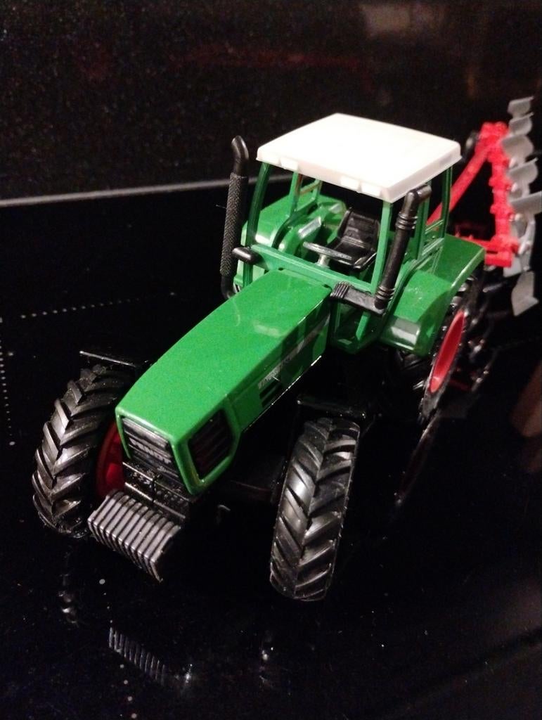 Siku Fendt Vario Favorit 926 met ploeg - Schaalmodel 1:32, Overige merken, Auto, 1:32 tot 1:50, Ophalen of Verzenden