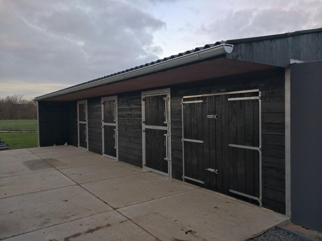 dubbelwandige paardenstallen, Weidegang, 4 paarden of pony's of meer