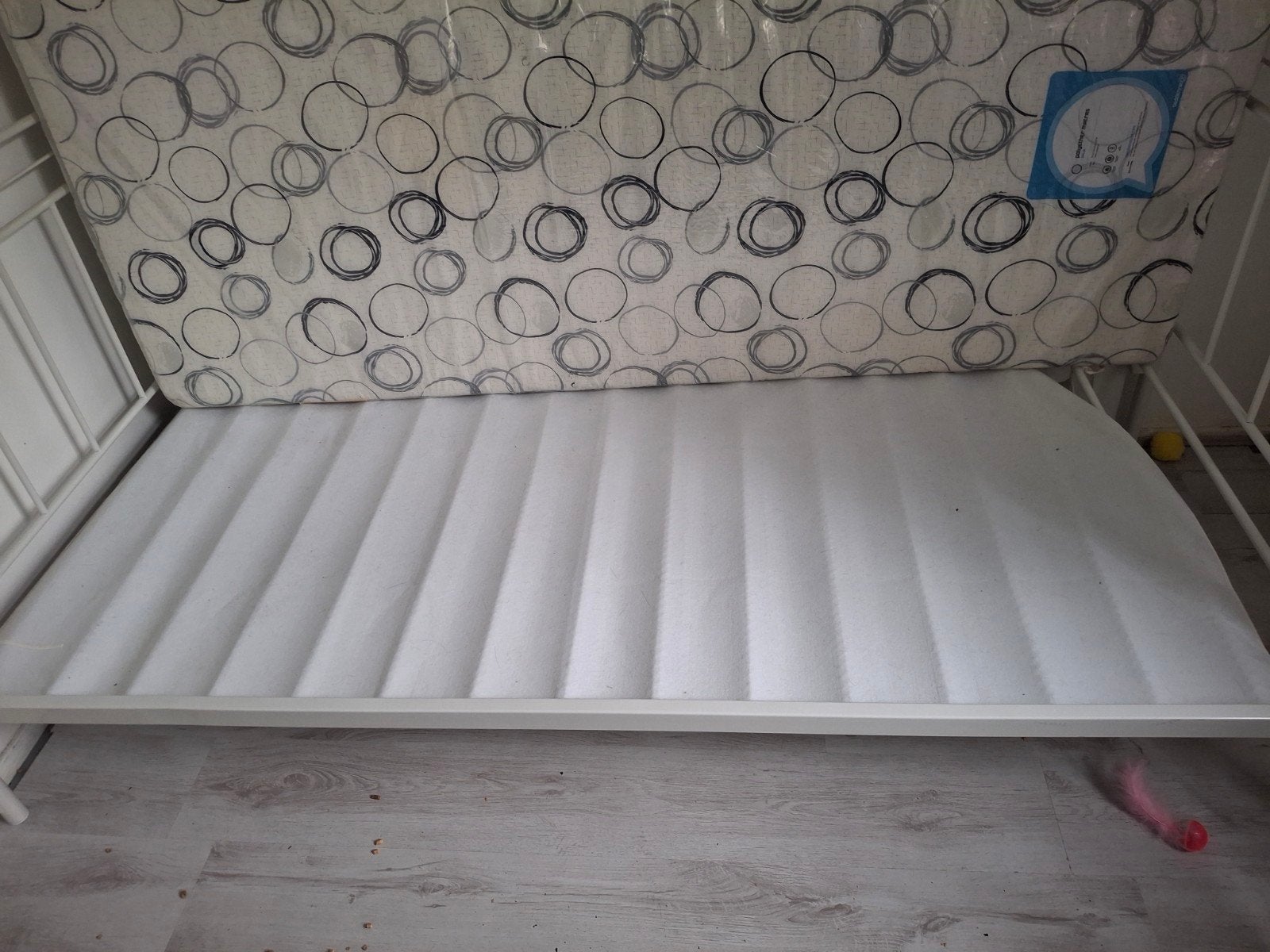 Wit metalen bedframe met lattenbodem en matras, Ophalen, 90 cm, Eenpersoons, Wit