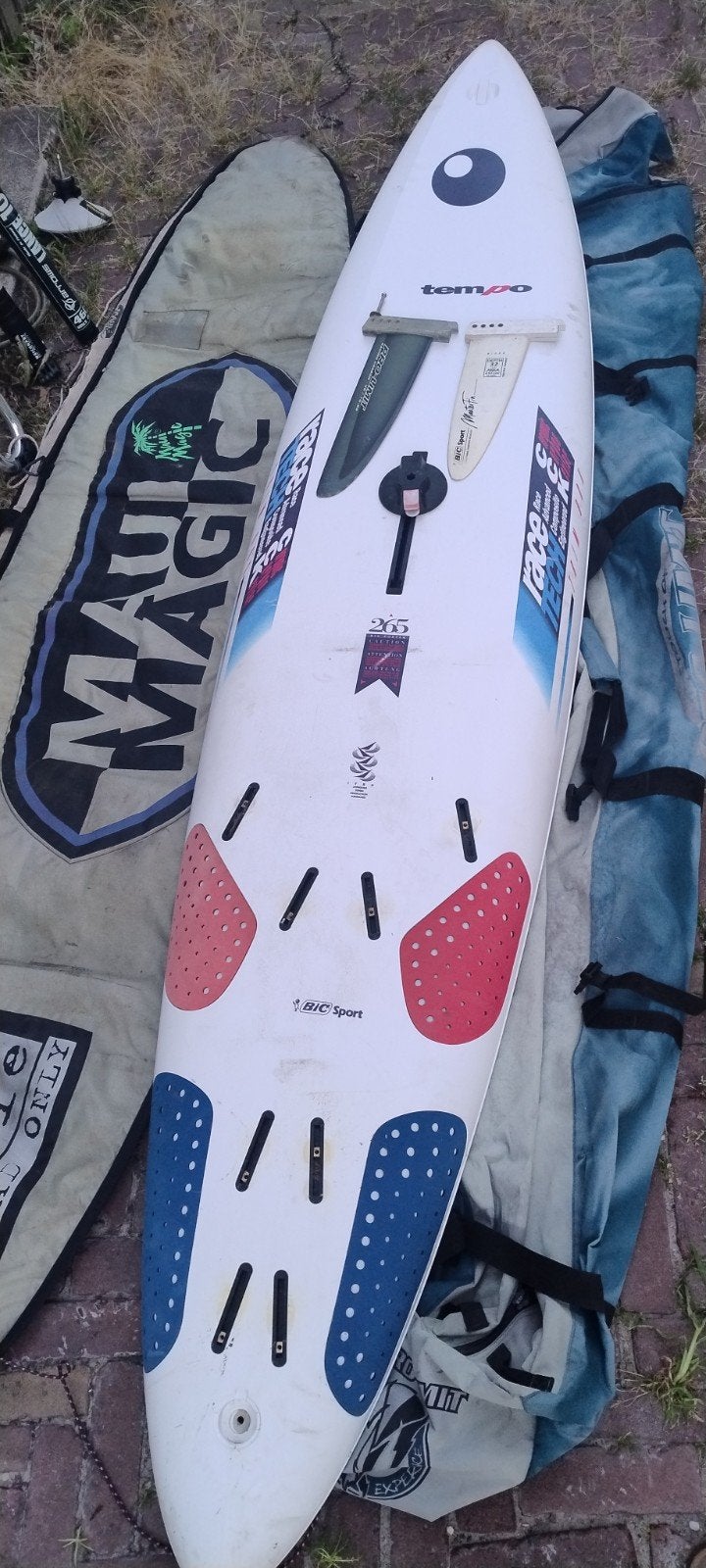 BIC Sport Tempo windsurfplank met vin, Watersport en Boten, Ophalen, 250 tot 300 cm, Gebruikt, Met draagtas