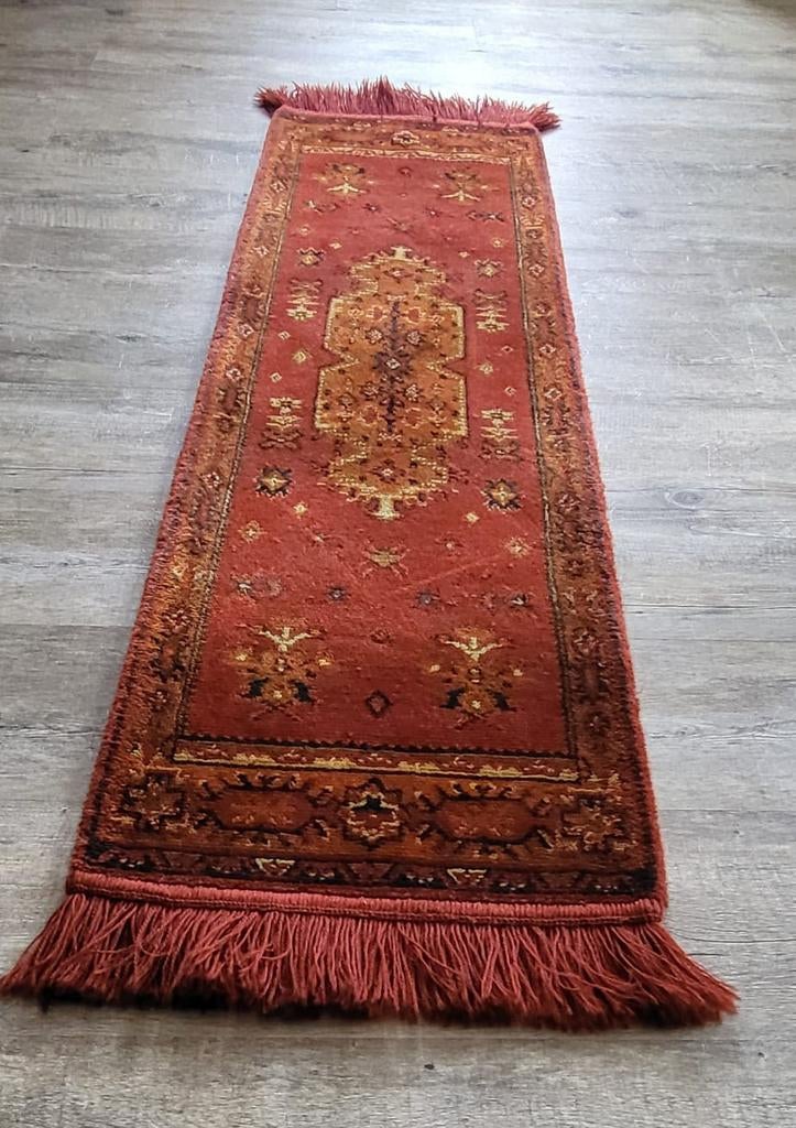 Vintage rood tapijt/loper - 39 x 152 cm - Goede staat, Huis en Inrichting, Minder dan 50 cm, Gebruikt, Ophalen of Verzenden, 150 tot 200 cm