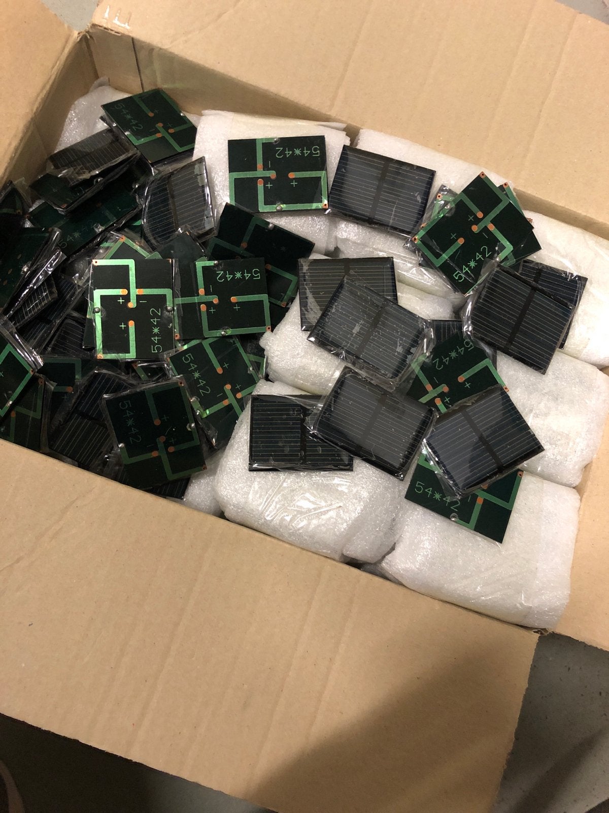Partij van 1100+ kleine zonnecellen 3.5V 50mA - Nieuw, Hobby en Vrije tijd, Elektronica-componenten, Ophalen of Verzenden, Nieuw