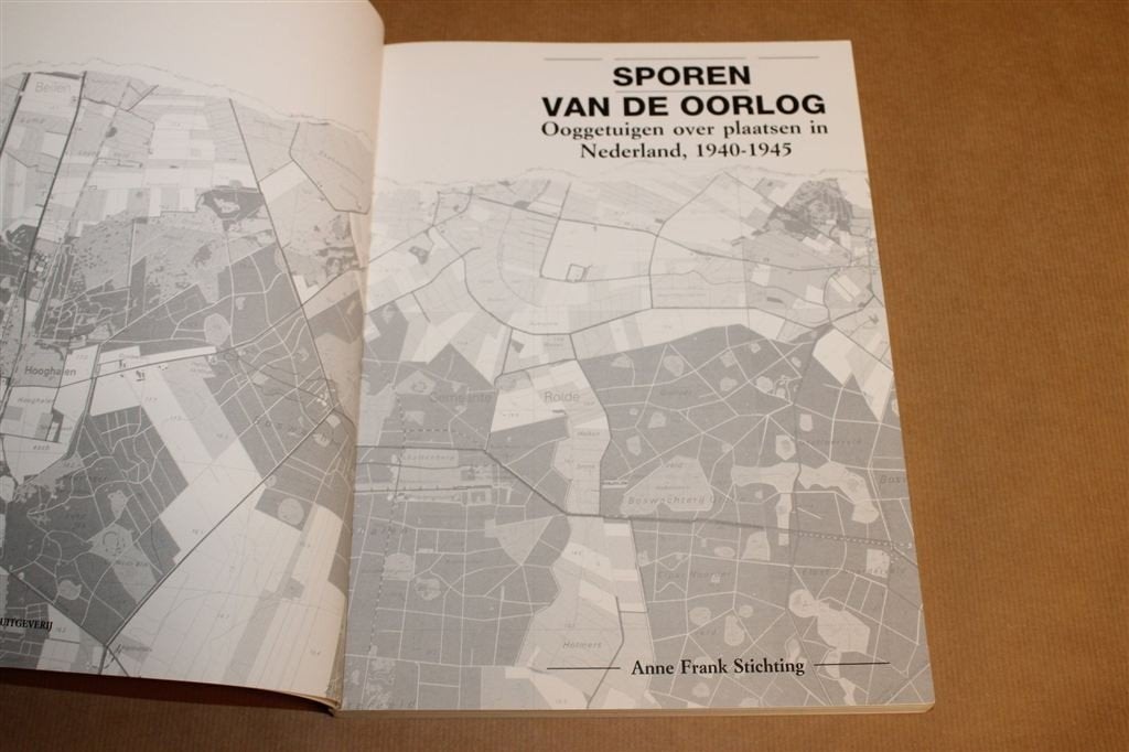 Sporen van de Oorlog — Anne Frank Stichting 1940-1945, Boeken, Ophalen of Verzenden, Tweede Wereldoorlog, Gelezen, Overige onderwerpen