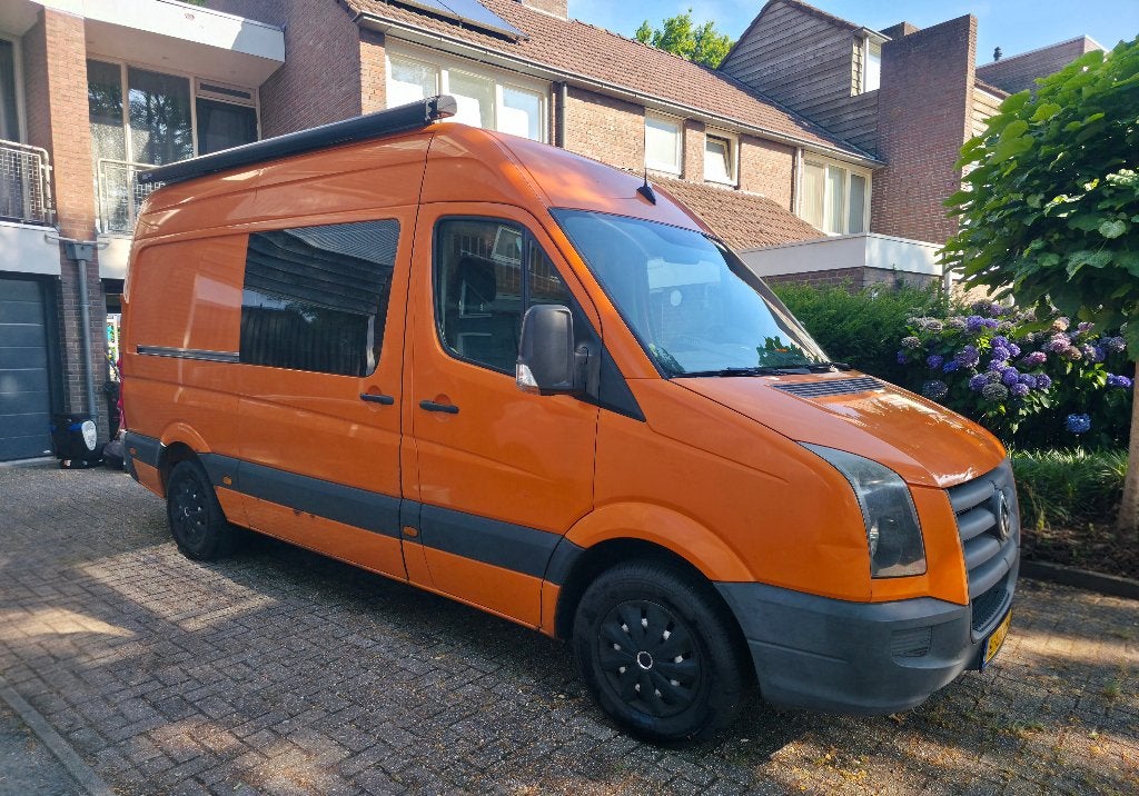 Unieke off-grid zelfbouw buscamper met liftbed!, Chemisch toilet, Buscamper of Camperbus, Volkswagen, Treinzit