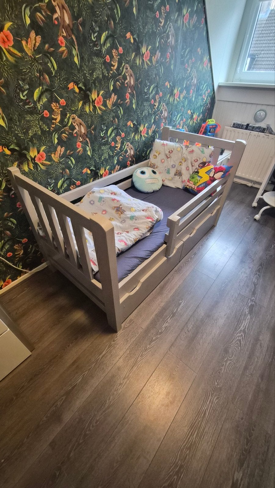 Kinderbed grijs masief hout 1.50 bij 0,75, Kinderen en Baby's, Kinderkamer | Bedden, Ophalen of Verzenden, 140 tot 160 cm, 70 tot 85 cm