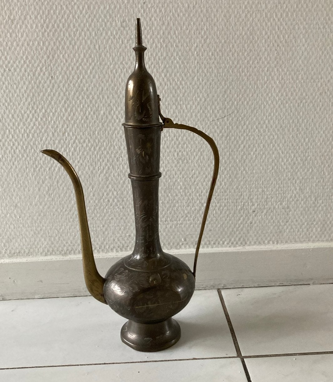 Antieke koperen of bronzen waterkan met gravures, Antiek en Kunst, Antiek | Koper en Brons, Ophalen of Verzenden, Koper