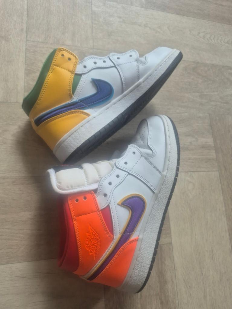 Air Jordan 1 Mid SE 'Lakers' (zonder veters) - Maat 37,5, Kleding | Dames, Schoenen, Overige kleuren, Nike, Ophalen of Verzenden