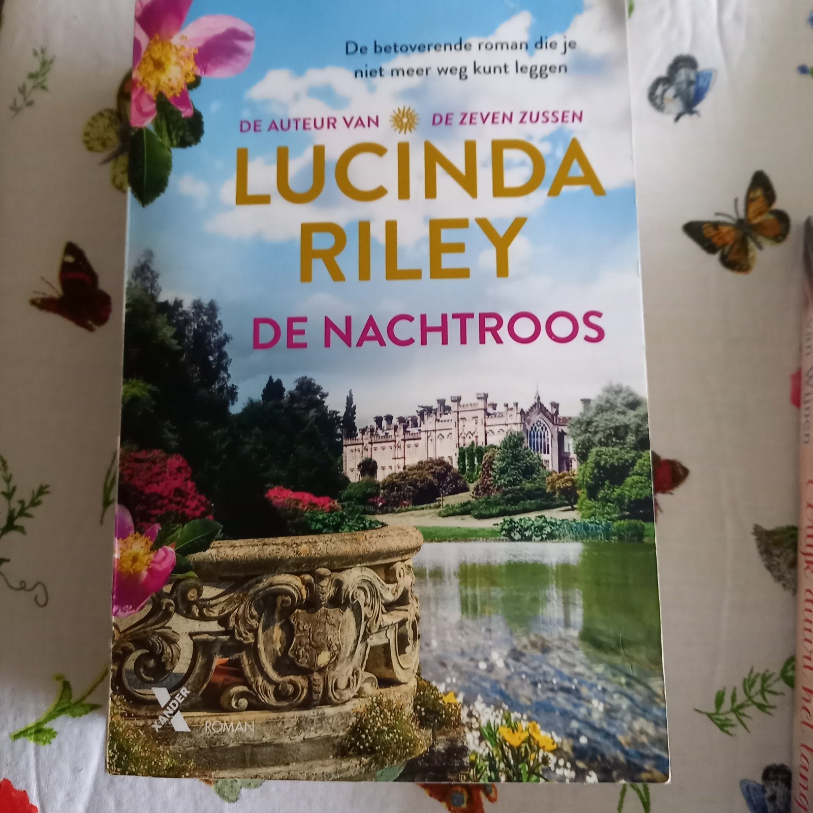 De Nachtroos - Lucinda Riley (roman), Boeken, Romans, Ophalen of Verzenden, Zo goed als nieuw, Lucinda Riley, Europa overig