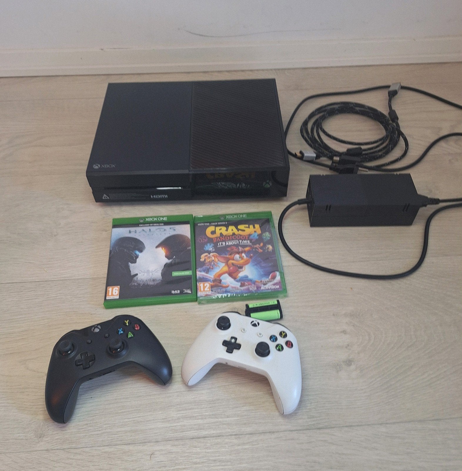 NIEUWSTAAT Xbox One Zwart met 2 controllers en 2 top spellen, Spelcomputers en Games, Met games, Xbox One, Met 2 controllers, Ophalen of Verzenden