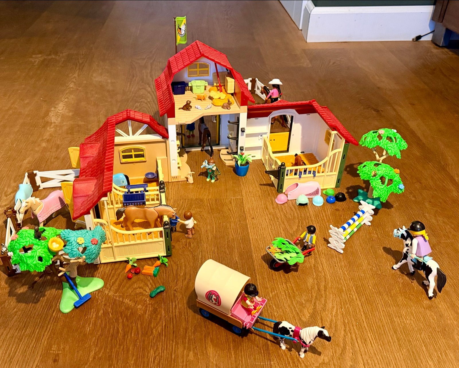 Playmobil Paardenmanege met veel extra's en figuren, Gebouw, Complete set, Ophalen of Verzenden, Zo goed als nieuw