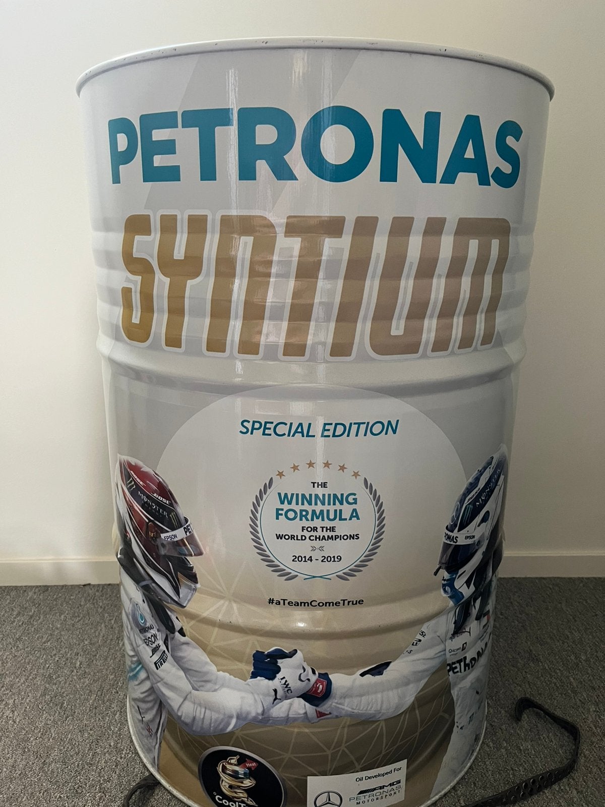 Exclusief petronas syntium olie vat ton limited edition, Huis en Inrichting, Ophalen of Verzenden, Zo goed als nieuw