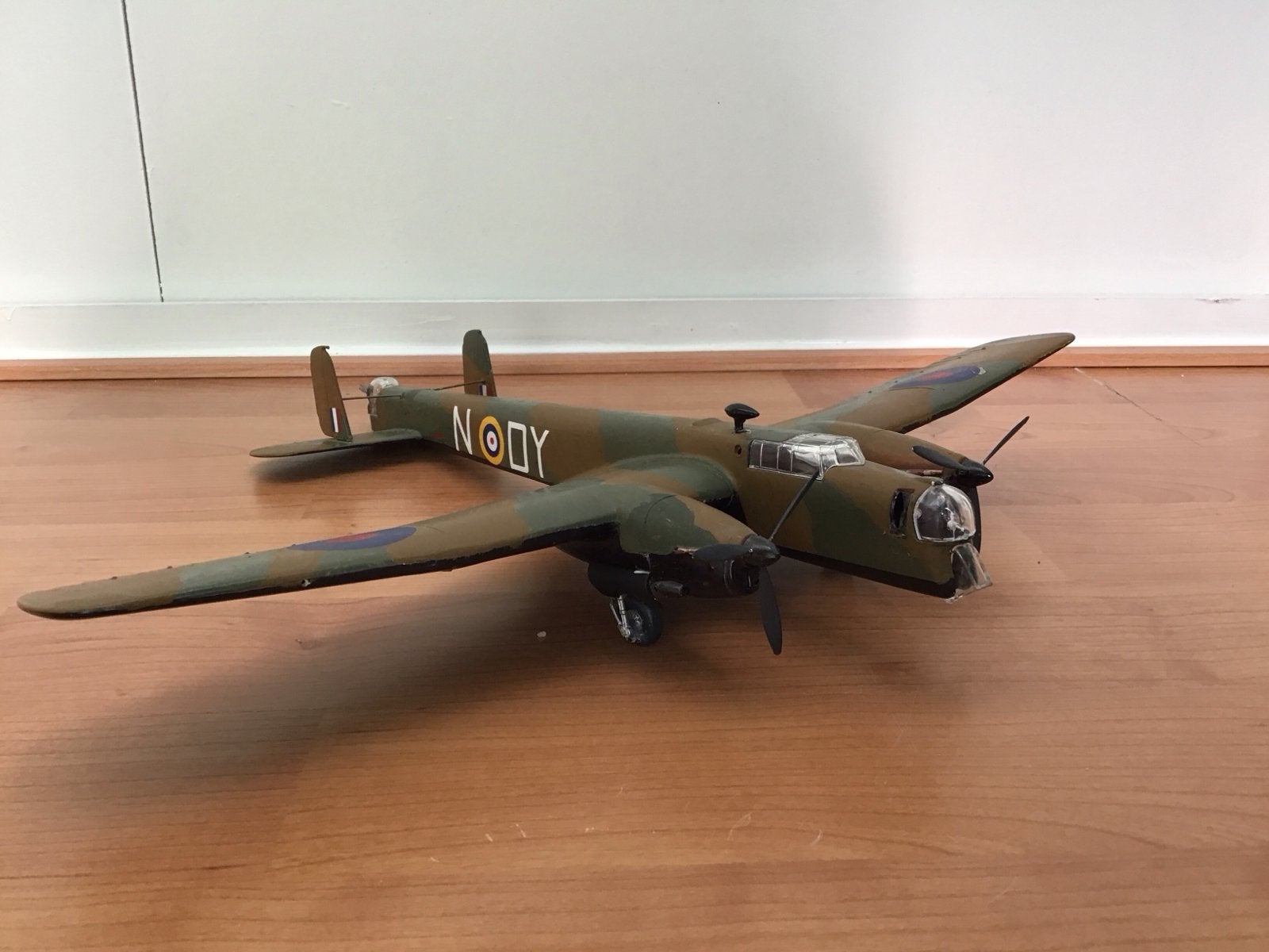 Vintage Modelvliegtuig: Handgemaakte RAF Bomber, Overige merken, Gebruikt, Ophalen of Verzenden, Groter dan 1:72