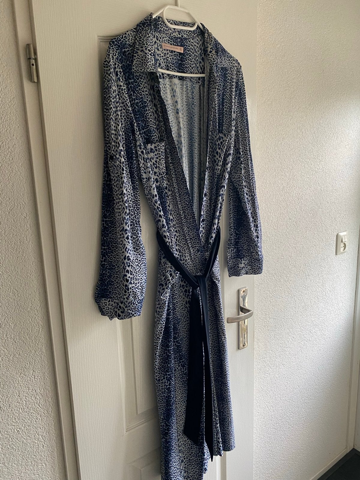 Studio Anneloes Jurk - Travelstof - Blauw/Wit Panterprint, Kleding | Dames, Blauw, Maat 46/48 (XL) of groter, Ophalen of Verzenden