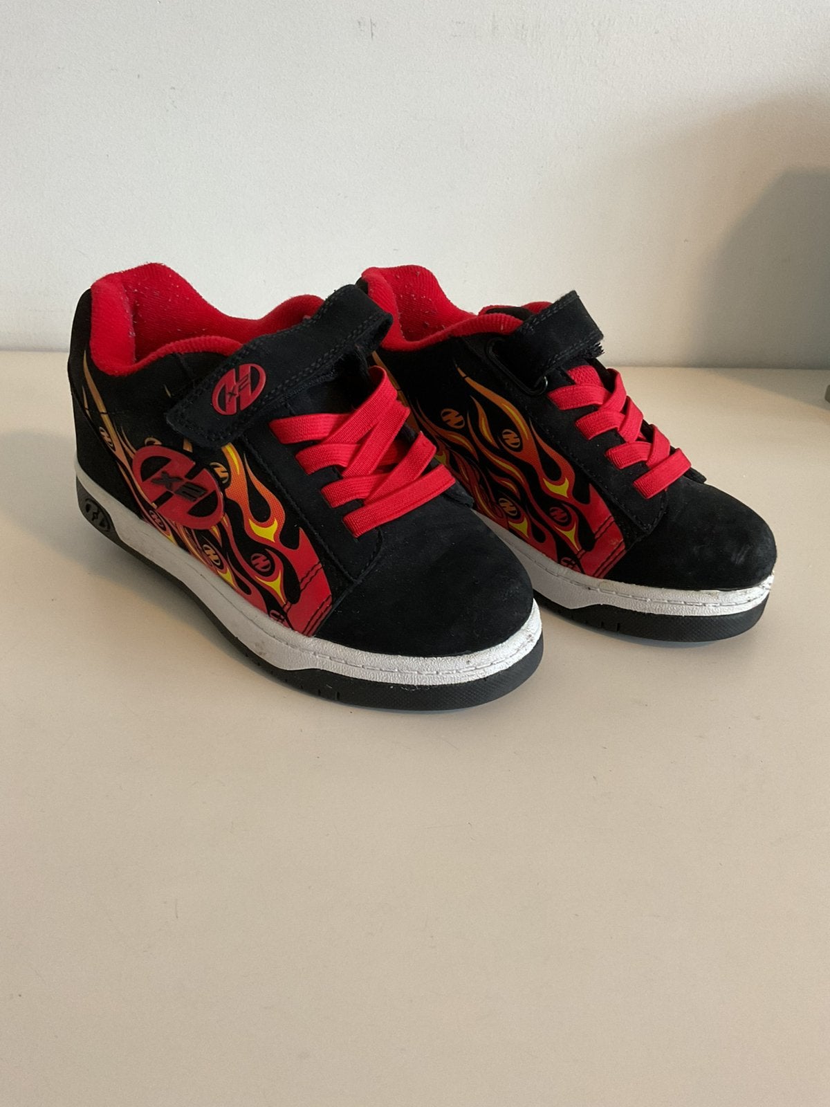 Heelys kinder rolschoenen zwart met rode vlammen maat 31, Ophalen of Verzenden, Zo goed als nieuw, Kinderen