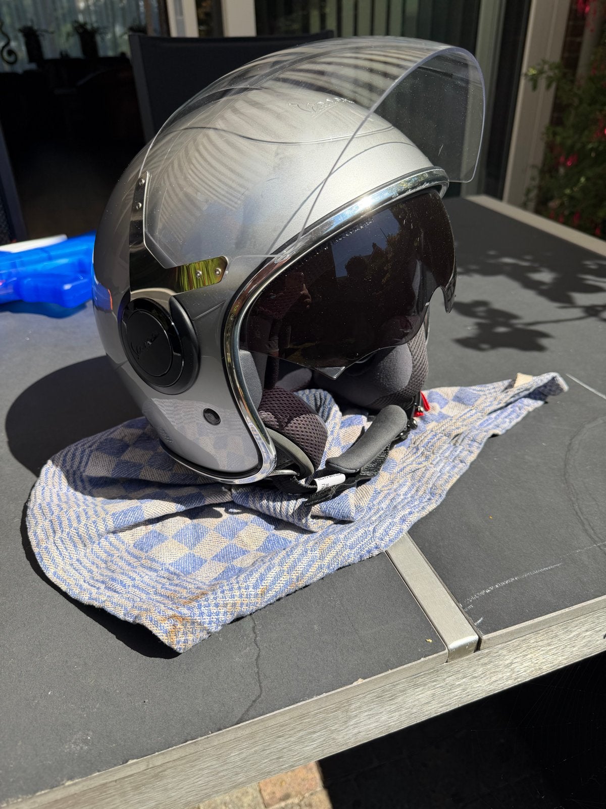 Vespa helm in nieuwstaat met vizier, Fietsen en Brommers, Brommerhelmen, Ophalen of Verzenden, Zo goed als nieuw, Vespa