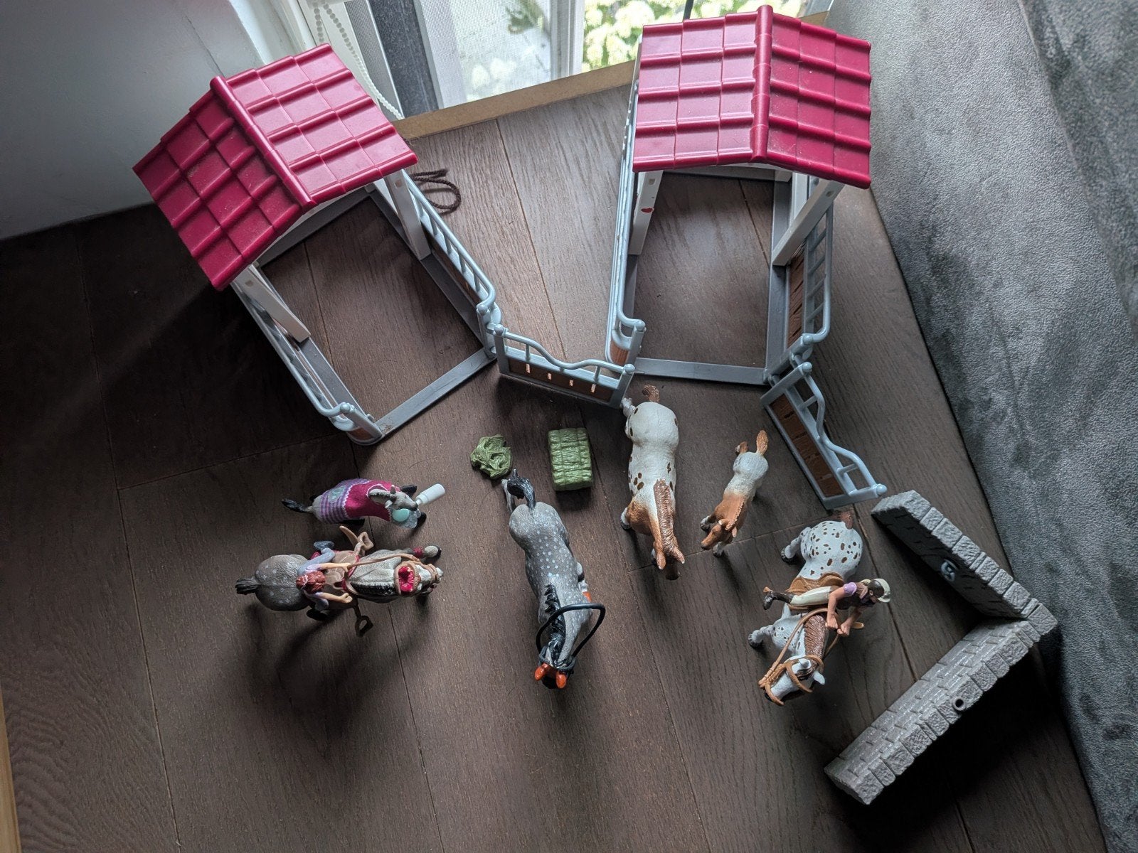 Schleich paardenstal met paarden en accessoires, Ophalen, Zo goed als nieuw