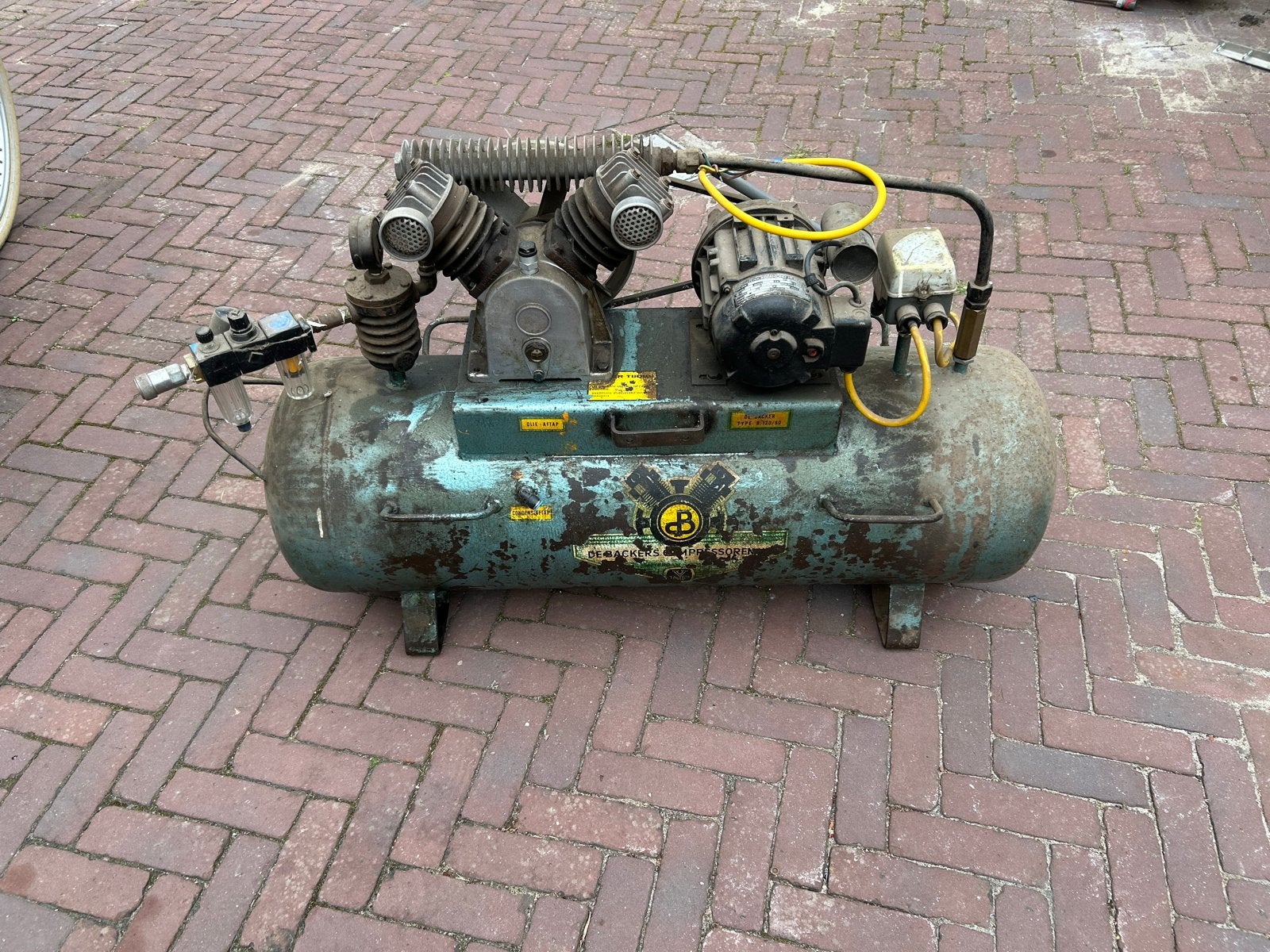 compressor  Een twee cilinder Werkt nog goed!, Ophalen, Gebruikt, 10 bar of meer, 25 tot 100 liter