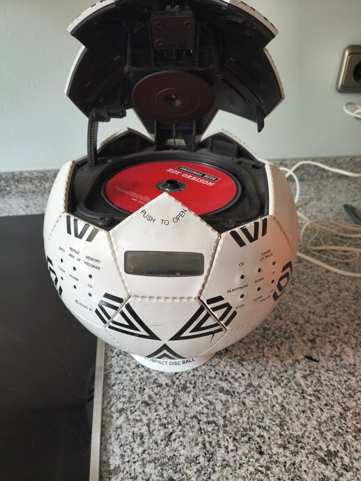 Umbro Voetbal CD Speler met Radio - Compact Disc Ball, Audio, Tv en Foto, Cd-spelers, Ophalen of Verzenden, Overige merken, Met radio