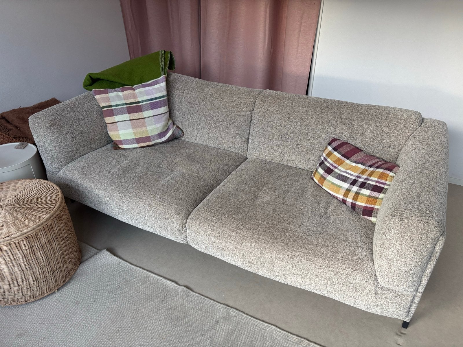 Comfortabele 2-zits bank, lichtgrijs, zo goed als nieuw, Ophalen, 150 tot 200 cm, Tweepersoons, 75 tot 100 cm