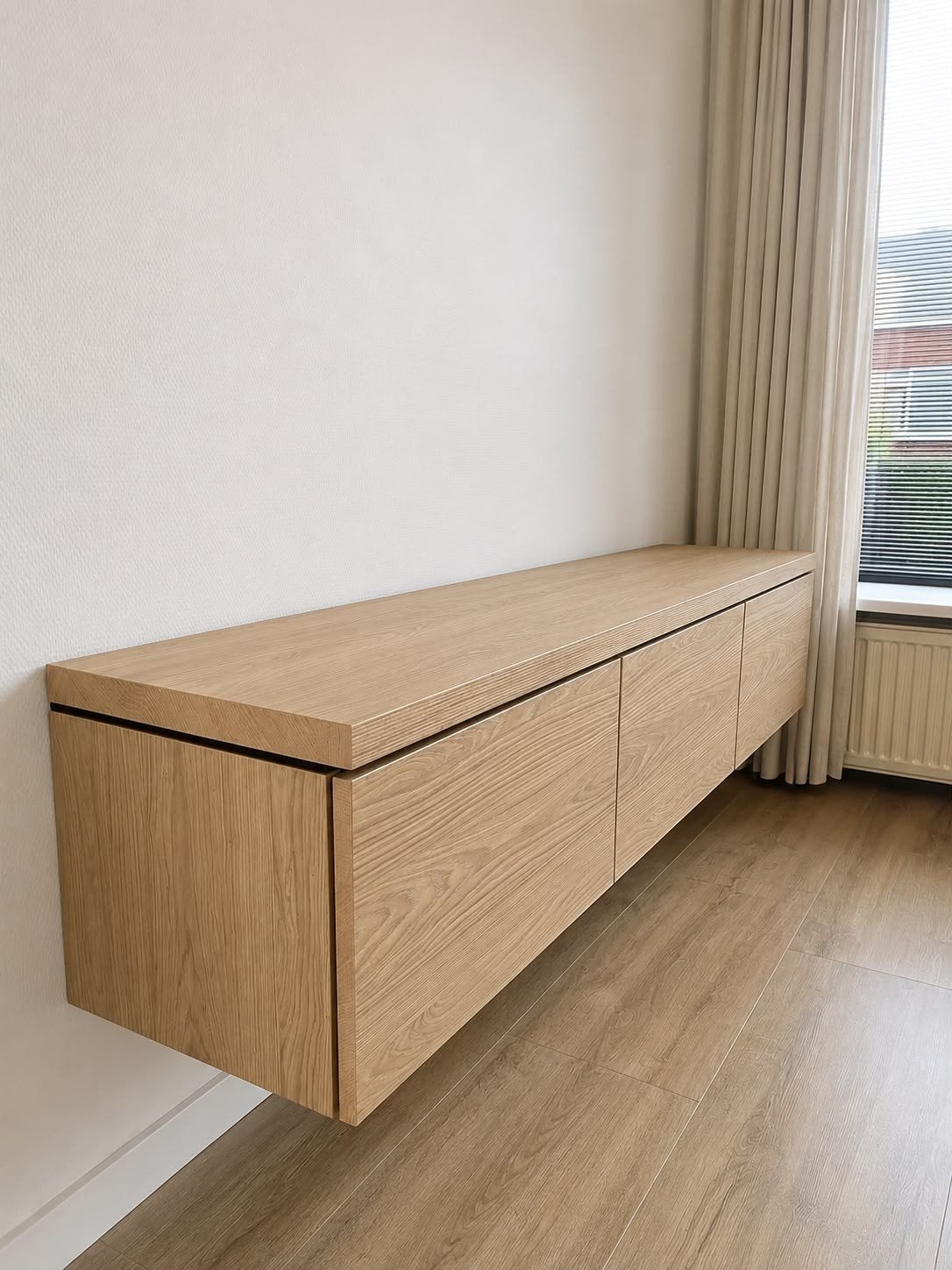 Zwevend TV-meubel van eikenhout, Ophalen, 150 tot 200 cm, Eikenhout, Zo goed als nieuw