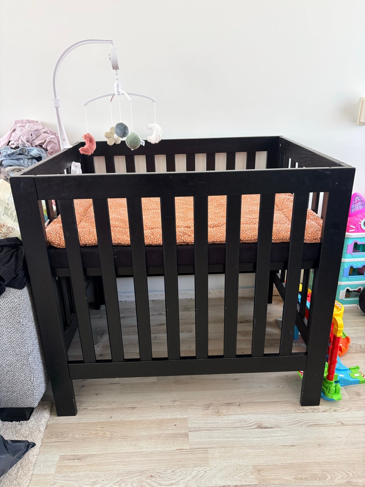 Zwart houten box met matras en mobiel, Ophalen, Gebruikt, Ledikant
