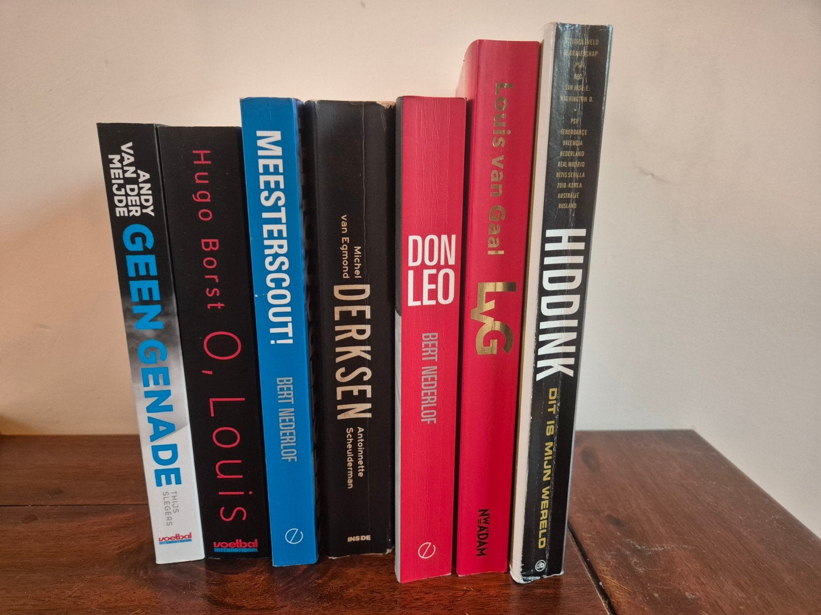 7 Voetbalboeken: Hiddink, Van Gaal, Derksen, Don Leo, Mee, Boeken, Ophalen of Verzenden, Gelezen, Diverse auteurs, Sport