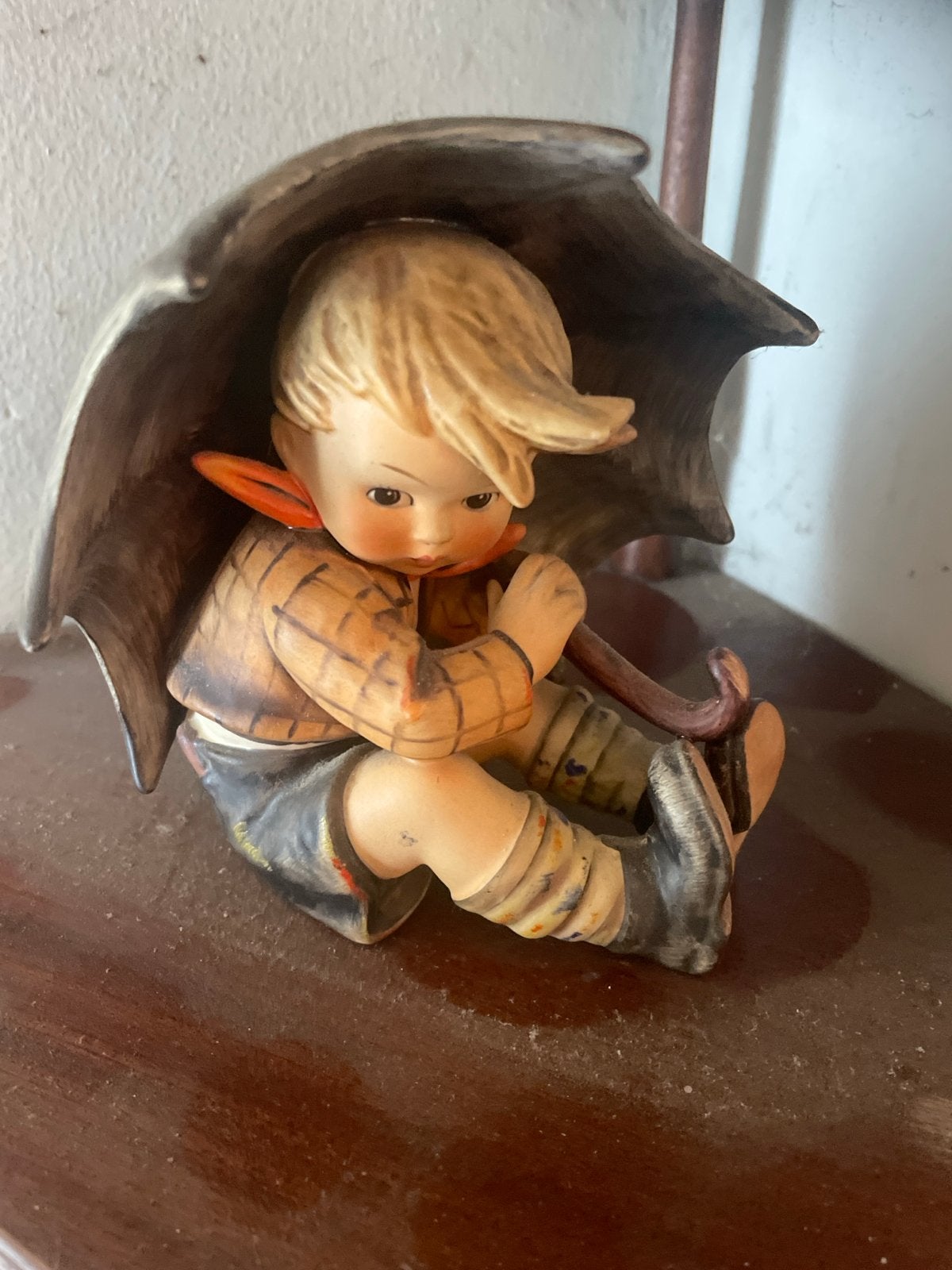 Vintage Hummel beeldje: Jongen met paraplu (1937), Verzamelen, Ophalen of Verzenden, Gebruikt, Hummel